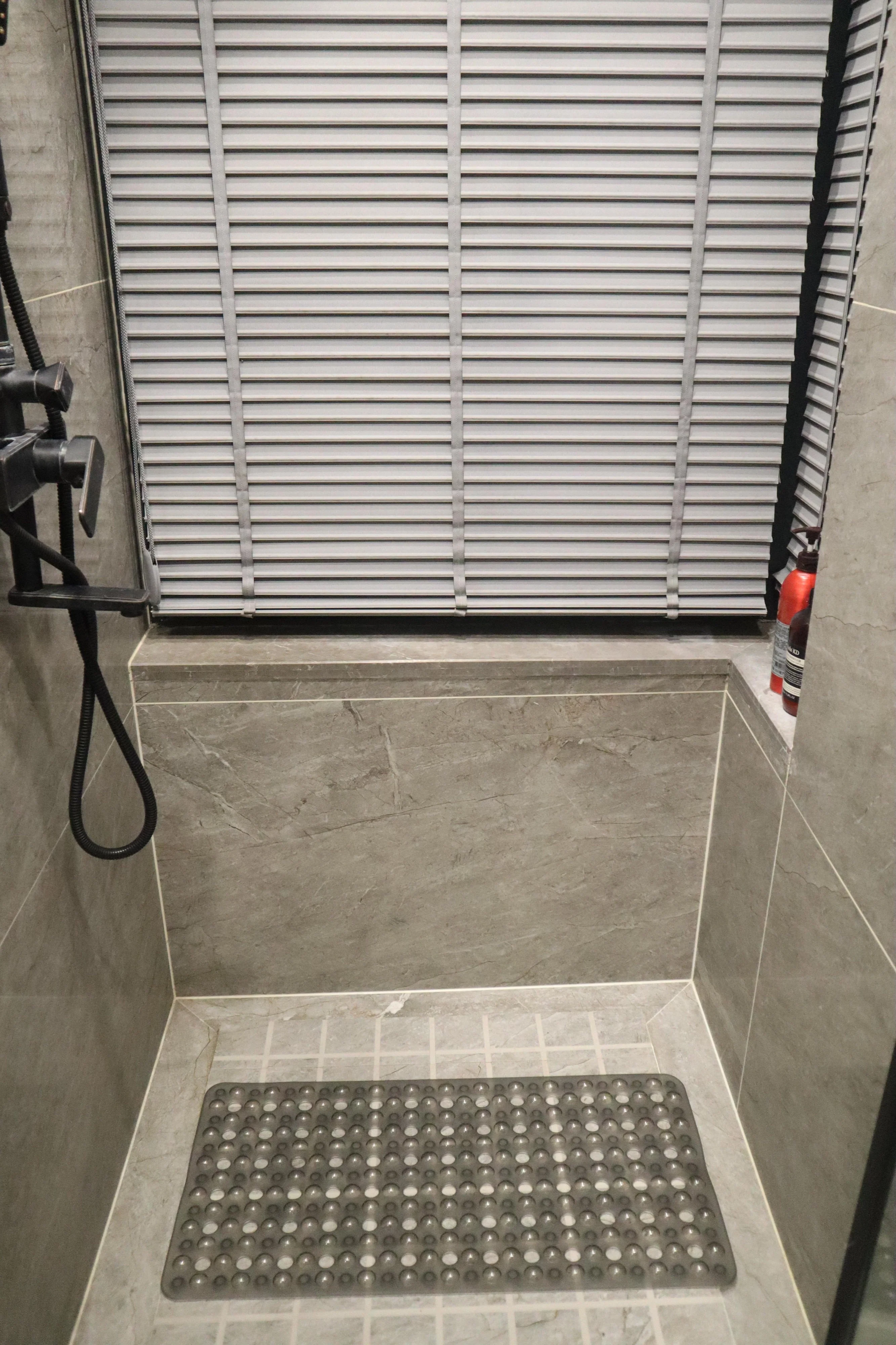 Non Skid Bubble Bath Mat - Image 6